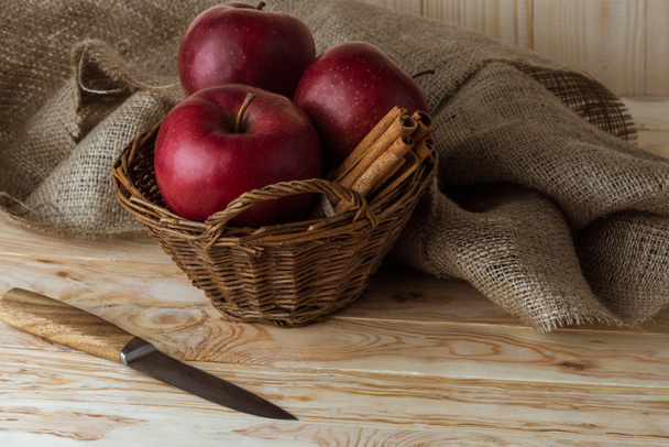 κόκκινα μήλα και ραβδιά κανέλας - Φωτογραφία, εικόνα