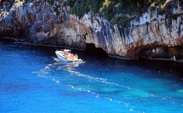 Barco pequeño cerca de cuevas azules en Zakynthos
 - Foto, Imagen
