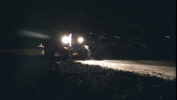 Késő szántás November végén nagy havazás. Traktor szántás. - Felvétel, videó