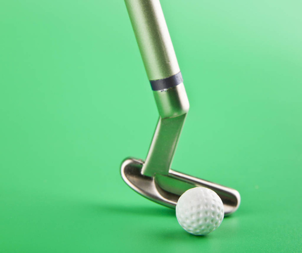 Putter y pelota de golf
  - Foto, imagen