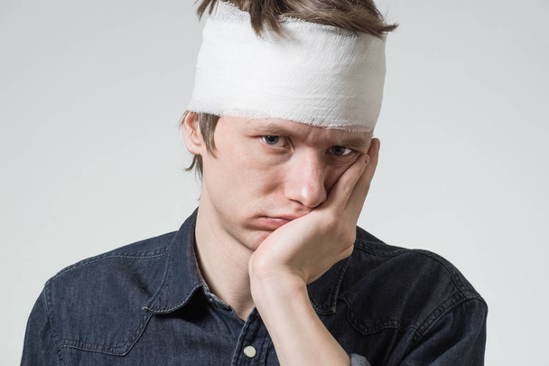 Man with bandage on his head - Фото, зображення