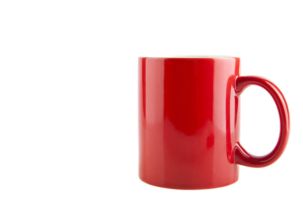 taza roja sobre fondo blanco - Foto, Imagen