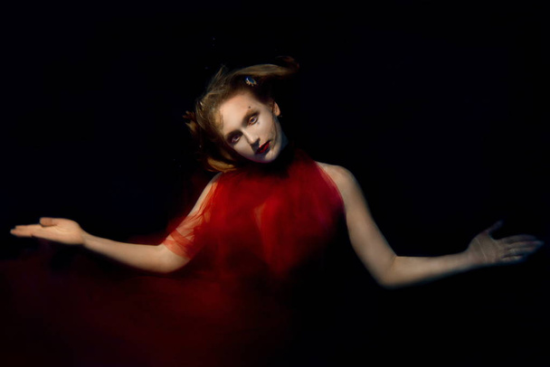 Podwodne portret ot Młoda piękna dziewczyna z tworzą w czerwonej sukni stylowe w basenie - Zdjęcie, obraz