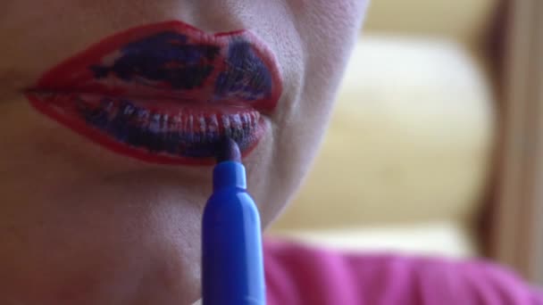 Mädchen bemalt rote Lippen mit blauem Filzstift - Filmmaterial, Video