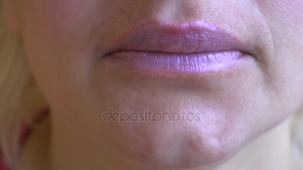 Extreme close-up van likkende lippen en glimlachen - Video