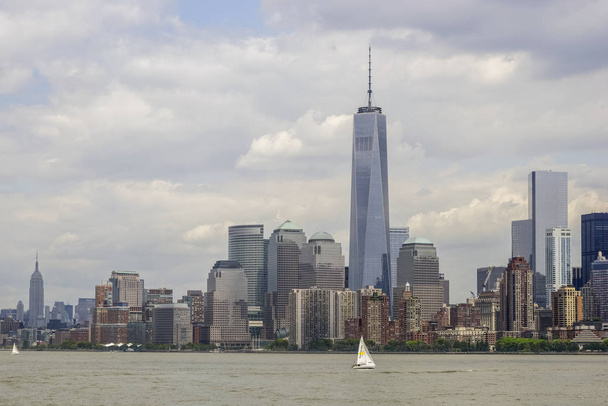 Blick auf Manhattan Skyline von Freiheitsstatue - Foto, Bild