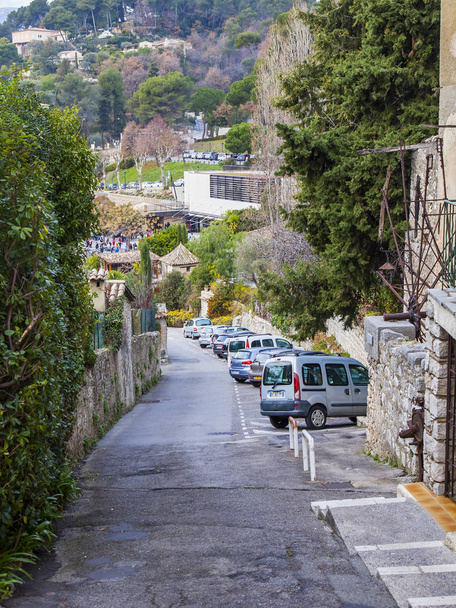 SAINT-PAUL-DE-VENCE, FRANCE, on JANUARY 9, 2017. The picturesque mountain road conducts to city gate - Foto, imagen