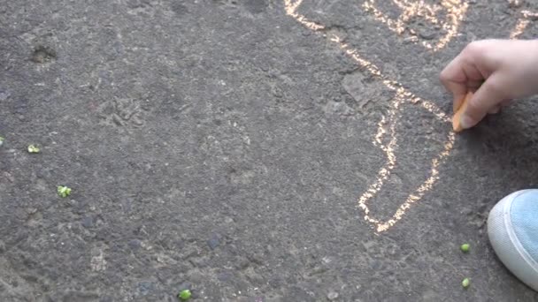 dibujo de la mano del bebé con tiza de colores en el pavimento
 - Imágenes, Vídeo