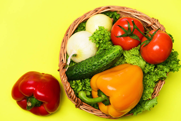 концепція продажу ринку, овочі або салат, помідори, цибуля, перець, огірок
 - Фото, зображення