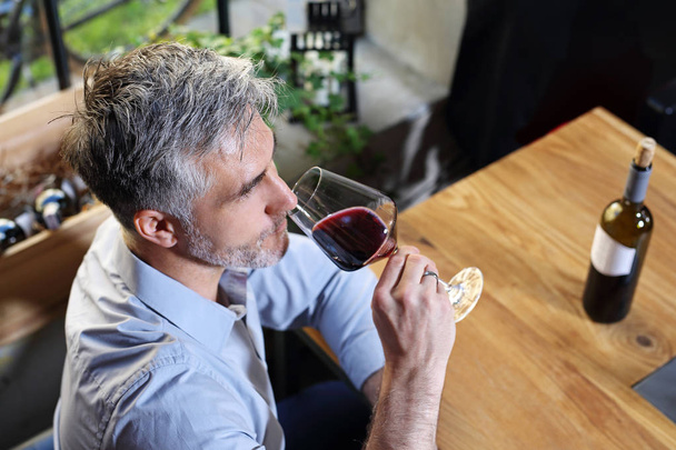 Man drinking wine. - Foto, imagen