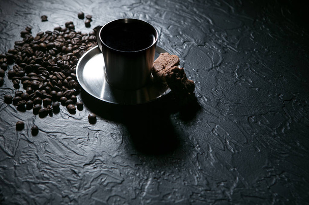 taza de café y granos de café en la mesa de madera con galletas
 - Foto, imagen