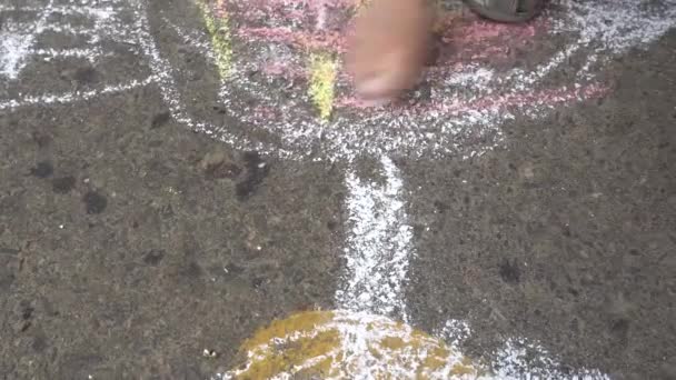 dessin de bébé à la main avec craies colorées sur le trottoir
 - Séquence, vidéo