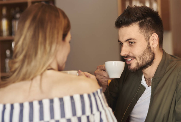 Couple profiter du temps avec une tasse de café
  - Photo, image
