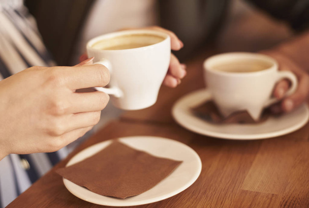 Люди в кафе мають перерву на каву
  - Фото, зображення
