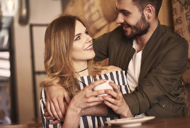 щаслива пара в кафе
 - Фото, зображення
