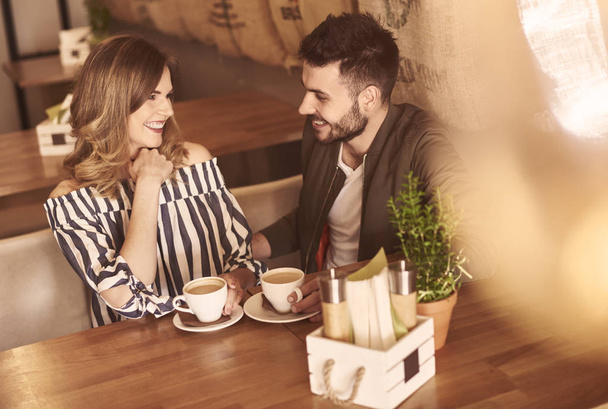 Молода пара в кафе
 - Фото, зображення