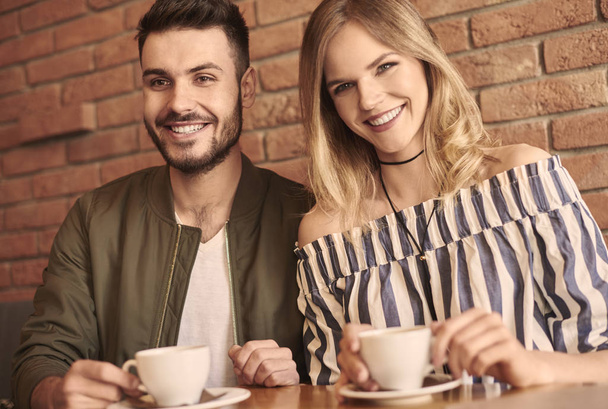 fröhliches Paar mit Kaffee - Foto, Bild