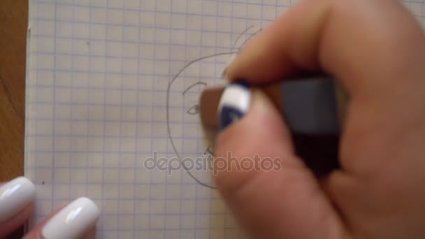 womans ręka wymazuje mały człowiek w gumkę notebook - Materiał filmowy, wideo