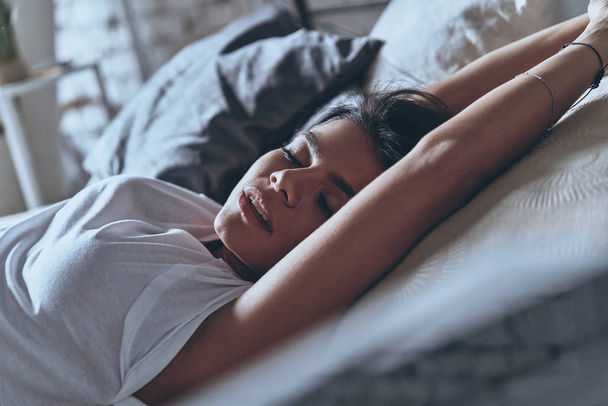 woman sleeping in bed - Fotó, kép