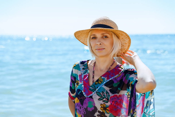 Young woman in dress and straw hat - Foto, Bild