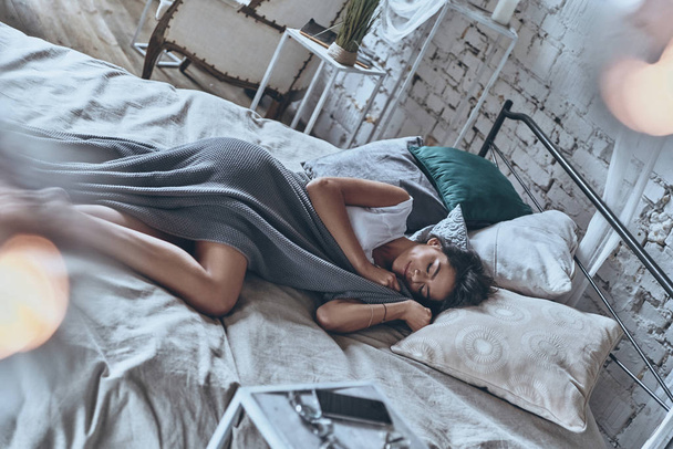 Ágyban alvó nő - Fotó, kép
