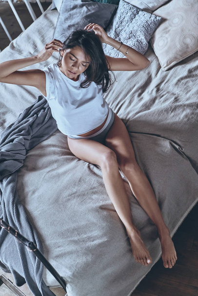 woman enjoying morning in bedroom - Φωτογραφία, εικόνα