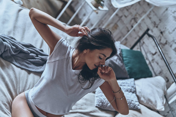 kadın zevk sabah yatak odasında - Fotoğraf, Görsel