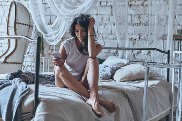 brunette woman browsing smartphone - Foto, Imagen