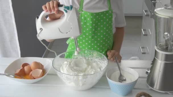 Vídeo en cámara lenta de la crema de mezcla infantil para pastel
 - Metraje, vídeo
