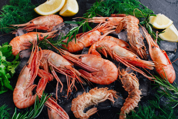 Prawns shrimps with lemon and rosemary. Selective focus - Фото, изображение