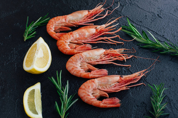 Prawns shrimps with lemon and rosemary. Selective focus - Foto, imagen