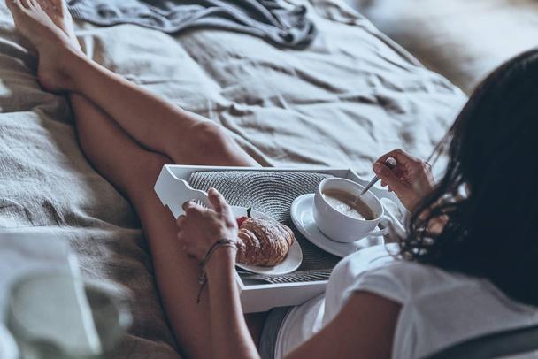 woman enjoying breakfast in bed - Zdjęcie, obraz