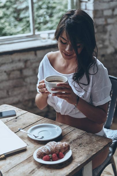 woman Enjoying morning coffee - Фото, зображення