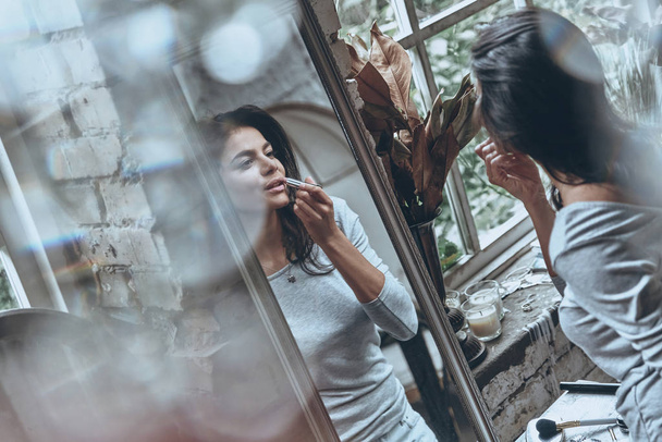 woman putting on make up - Foto, afbeelding