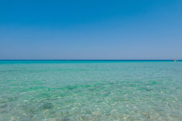 Διακοπές στη θάλασσα, πεντακάθαρη θάλασσα νερό υφή με λάμψη  - Φωτογραφία, εικόνα