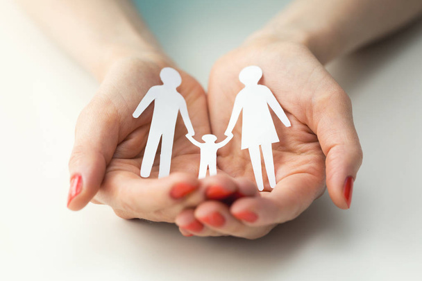 Familienpflege- und Versicherungskonzept, Hände mit Papiermenschen - Foto, Bild