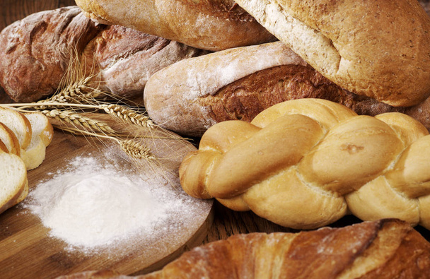 Gemengde brood op tafel - Foto, afbeelding