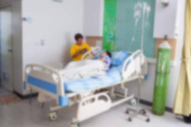 Размытое изображение пациента, лежащего на кровати в больнице для внутривенного введения
 - Фото, изображение