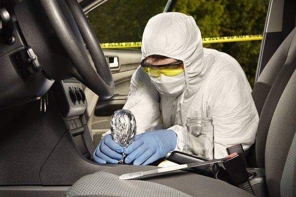 Collecting of odor traces by criminologist technician from gear shift - Foto, Imagen