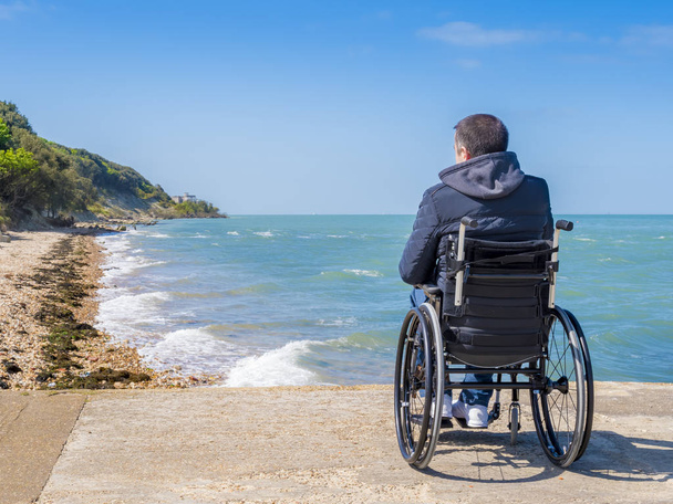 Vissza a fogyatékossággal élő ember a tolószékben strandon  - Fotó, kép