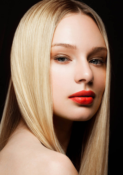 Beauty portrait model with shiny blonde hairstyle - Zdjęcie, obraz