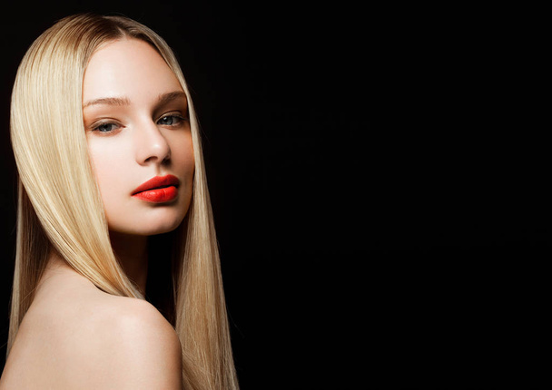 Beauty portrait model with shiny blonde hairstyle - Φωτογραφία, εικόνα