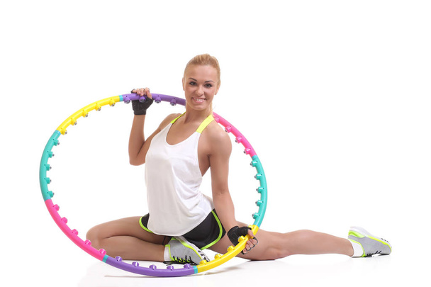 junge sportliche Frau mit Hula-Hoop-Reifen - Foto, Bild