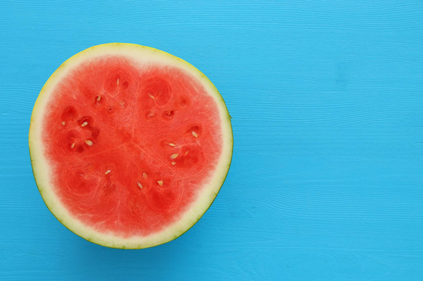 fresh sliced watermelon over wooden table - Foto, Bild