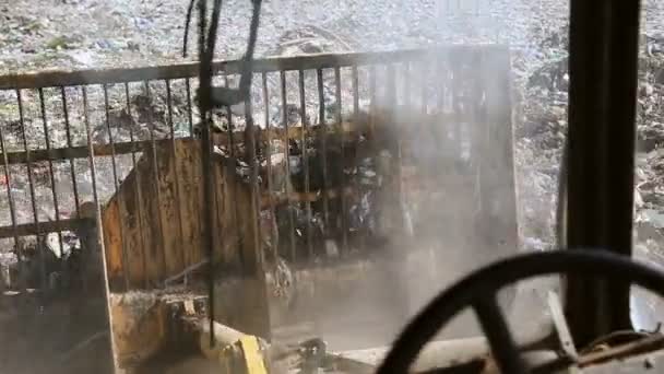 Bulldozer bewegen Müll auf einer Mülldeponie. Umweltverschmutzung. Umweltkatastrophen - Filmmaterial, Video