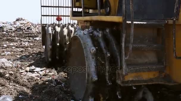 Buldozer na přesun odpadu na skládky se pohybuje, zůstaly stopy - Záběry, video