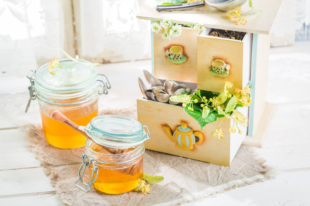 健康的な甘い蜂蜜と新鮮なリンデンの葉 - 写真・画像