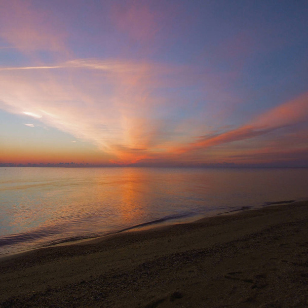 Η ανατολή του ηλίου στη θάλασσα του Αζάνοφ. Θαλασσογραφία.  - Φωτογραφία, εικόνα