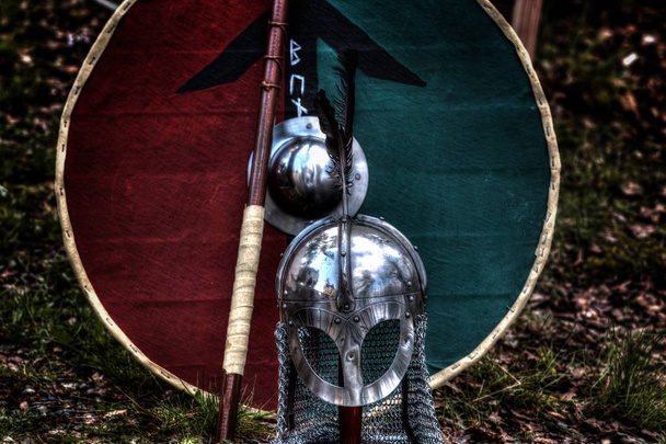 Середньовічного лицаря шолом, щит і Ленс. - Фото, зображення