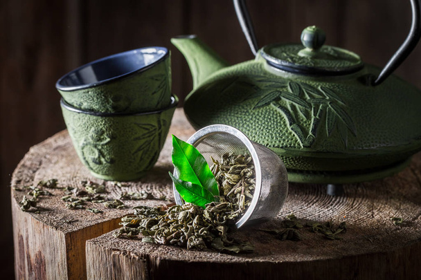 Aromatyczne herbaty zielonej na stare drewniane kikut - Zdjęcie, obraz
